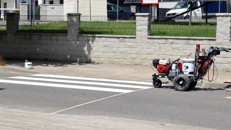 Nowa malarka drogowa w Sztumie – pierwsze pasy już odmalowane.