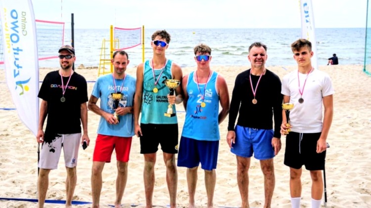 Sportowe emocje na plaży - za nami pierwszy turniej siatkówki w ramach Sztutowskiego Lata 2025.