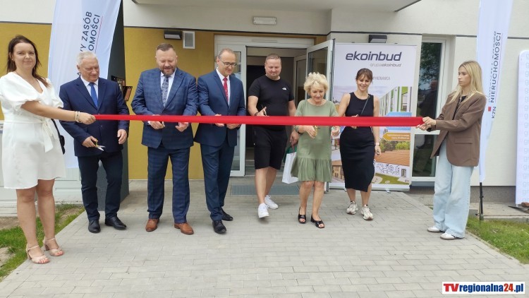 Nowe życie w Nowym Stawie – mieszkańcy odebrali klucze do nowoczesnych lokali. Zobacz wideo i zdjęcia.