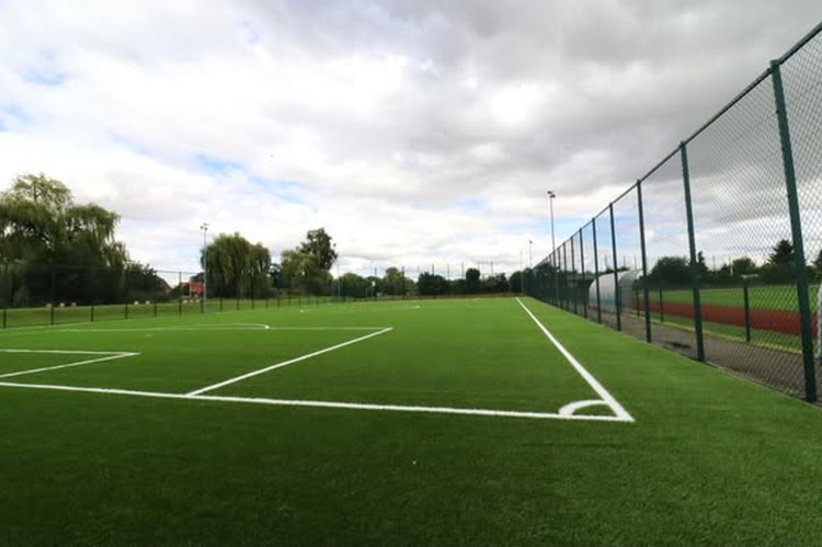 Nowa nawierzchnia i remont ogrodzenia - trwa modernizacja boiska Orlik w Nowym Stawie.