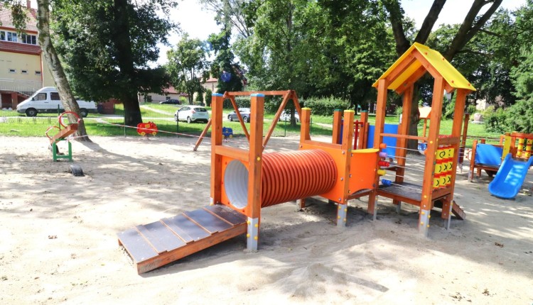 Nowy Staw inwestuje w dziecięcą radość – trwa modernizacja placu zabaw przy Klubie Malucha.