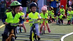 Wyścigi rowerowe dla dzieci i Aktywne Pożegnanie Lata w gminie Miłoradz – sport, zabawa i fruwający Labubu.