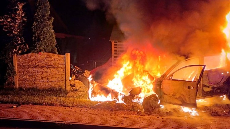 Pijany 22-latek bez prawa jazdy rozbił się w Lisewie Malborskim. Auto stanęło w płomieniach.