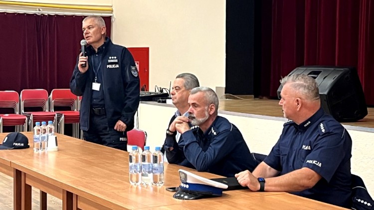 Debata o bezpieczeństwie mieszkańców gminy Stare Pole z udziałem Komendanta Powiatowego Policji.