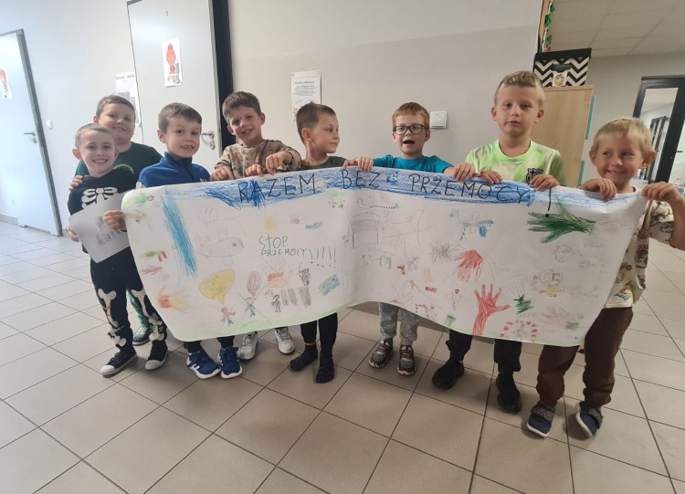 Uczniowie z Nowej Wsi Malborskiej włączyli się w ogólnopolską akcję przeciw przemocy rówieśniczej.