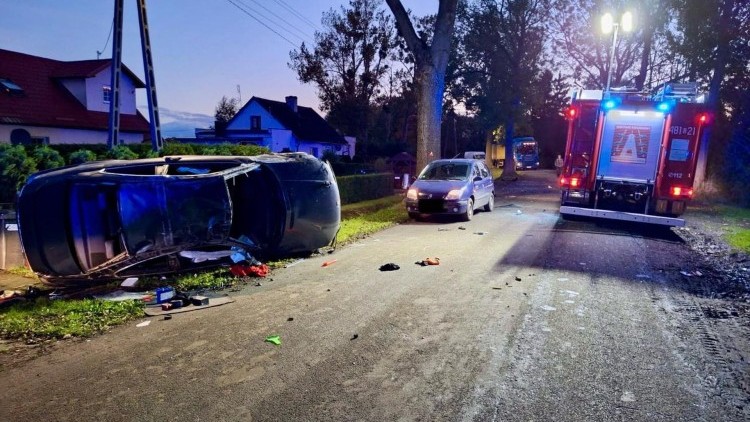 Dachowanie BMW w Kapustowie – kierowca trafił do szpitala.