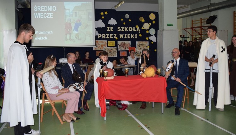 Ze szkołą przez wieki – podróż w czasie z okazji Dnia Edukacji Narodowej w Technikum nr 3.