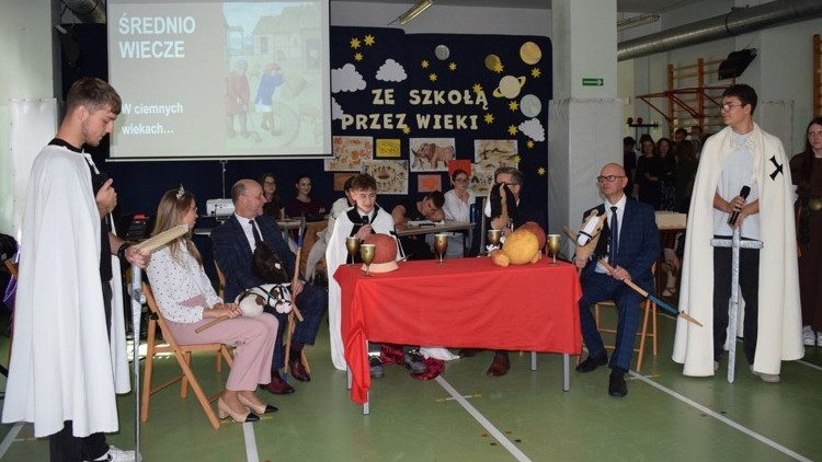 Ze szkołą przez wieki – podróż w czasie z okazji Dnia Edukacji Narodowej w Technikum nr 3.