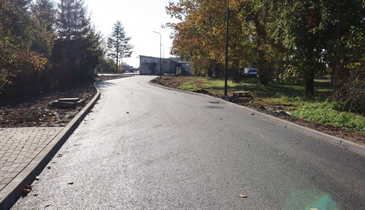 Trwają prace drogowe na ulicach Bankowej i Bema w Nowym Stawie.