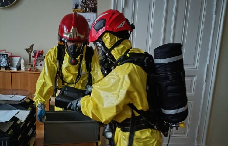 Ćwiczenia obronne w Starostwie Powiatowym w Malborku – test procedur na wypadek zagrożenia chemicznego.
