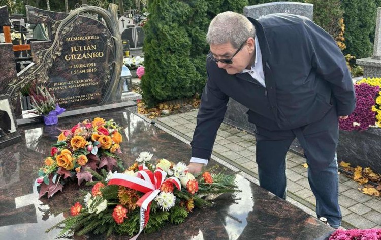 Starostwie uczcili pamięć zmarłych pracowników Starostwa Powiatowego w Malborku.
