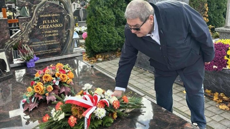 Starostwie uczcili pamięć zmarłych pracowników Starostwa Powiatowego w Malborku.