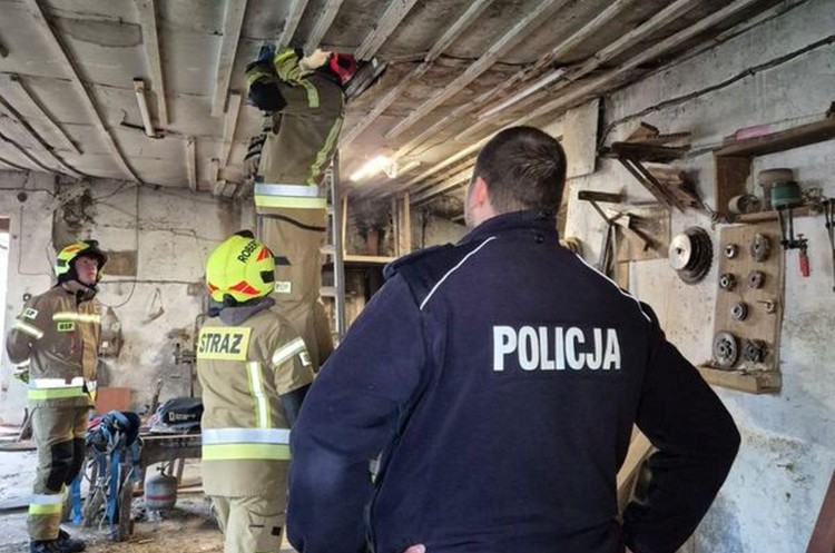 71-latek zasłabł na poddaszu – pomogli mu policjanci i strażacy z Nowego Stawu.