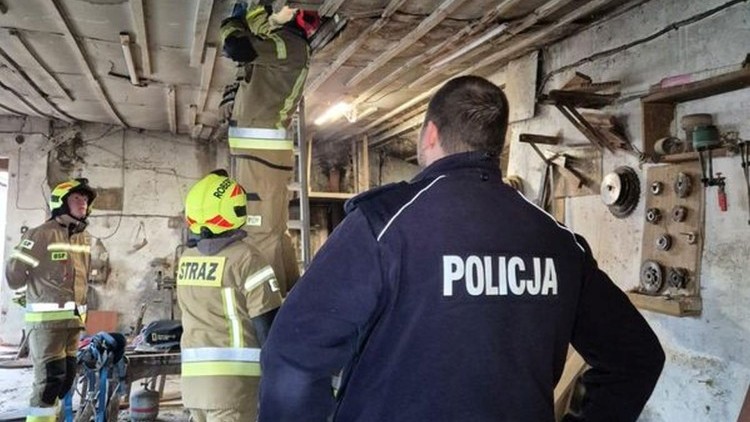 71-latek zasłabł na poddaszu – pomogli mu policjanci i strażacy z Nowego Stawu.