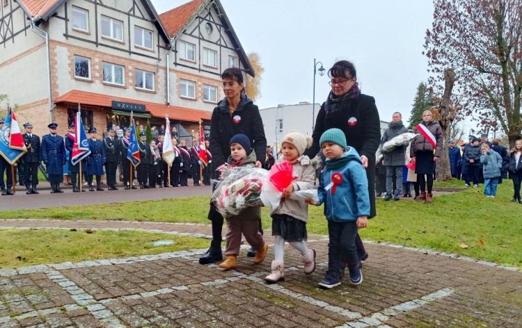 Mieszkańcy Nowego Dworu Gdańskiego uczcili 107. rocznicę odzyskania przez Polskę niepodległości.