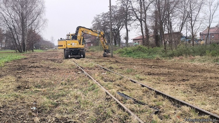 Prace porządkowe na linii 256: stacja w Nowym Stawie odzyskuje torowisko. Zobacz wideo i zdjęcia