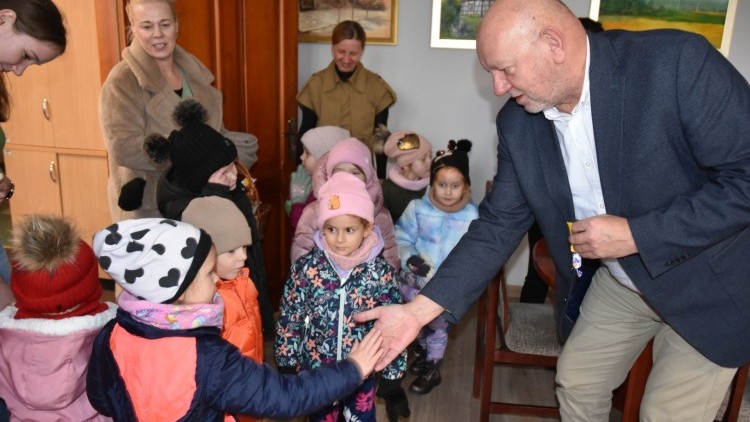 Dzień Życzliwości w sztumskim starostwie – przedszkolaki rozdawały uśmiechy i słodkości.