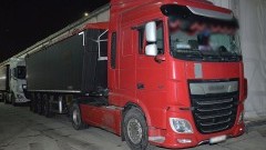 Policja zatrzymała mężczyzn próbujących wprowadzić zanieczyszczone zboże.