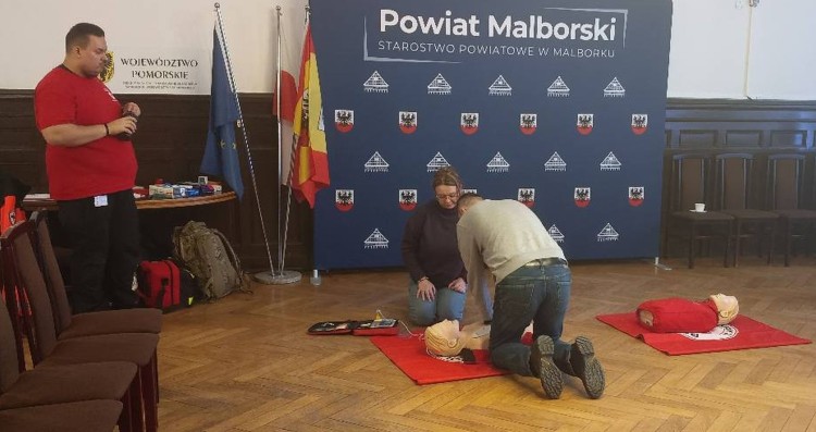 Wspólna nauka ratowania życia. Szkolenie z pierwszej pomocy w Starostwie Powiatowym w Malborku.