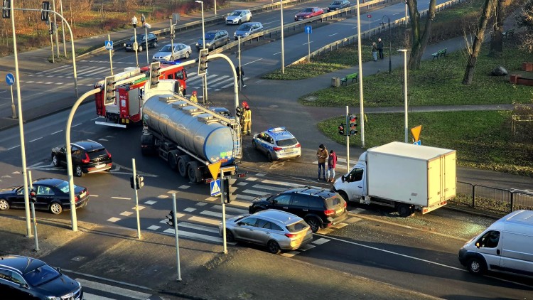 Kolizja na skrzyżowaniu Placu Słowiańskiego i al. Rodła. Mandat w…