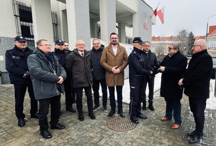 Dwa nowe radiowozy dla malborskiej policji dzięki wsparciu samorządów i KGP.