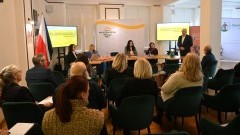 Dyrektorzy szkół i placówek z powiatu nowodworskiego spotkali się na konferencji o edukacji.