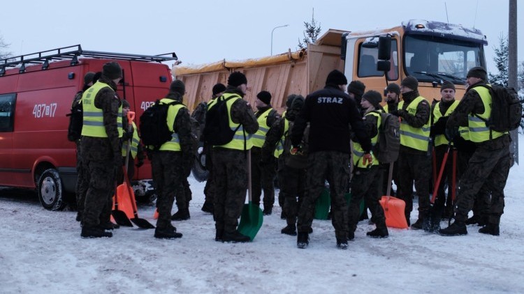 Żołnierze WOT wspierają Malbork w usuwaniu skutków intensywnych opadów śniegu.