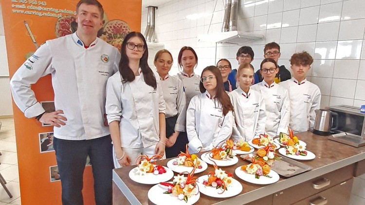 Uczniowie Technikum nr 3 w Malborku poznawali tajniki carvingu.