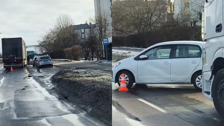 Kolizja w Malborku na Al. Rodła: Mercedes uderzył w Volkswagena, kierowca trafił do szpitala