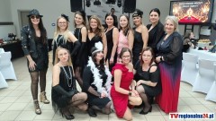 Filmowy Dzień Kobiet w Miłoradzu - panie bawiły się jak na gali Oscarów. Wideo i zdjęcia