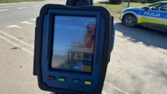 Jechał 143 km/h i stracił prawo jazdy - pierwsi kierowcy ukarani za nadmierną prędkość po zmianie przepisów.