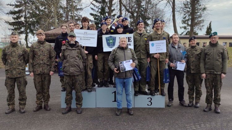Spartakiada sportowo-obronna na lotnisku w Malborku. Uczniowie klas mundurowych…