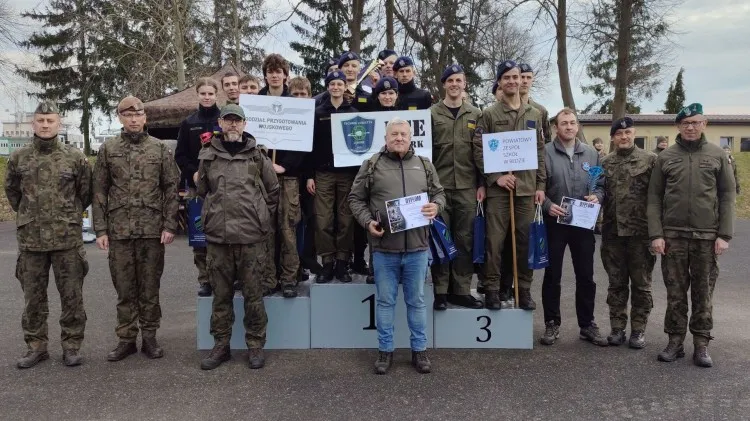 Spartakiada sportowo-obronna na lotnisku w Malborku. Uczniowie klas mundurowych…