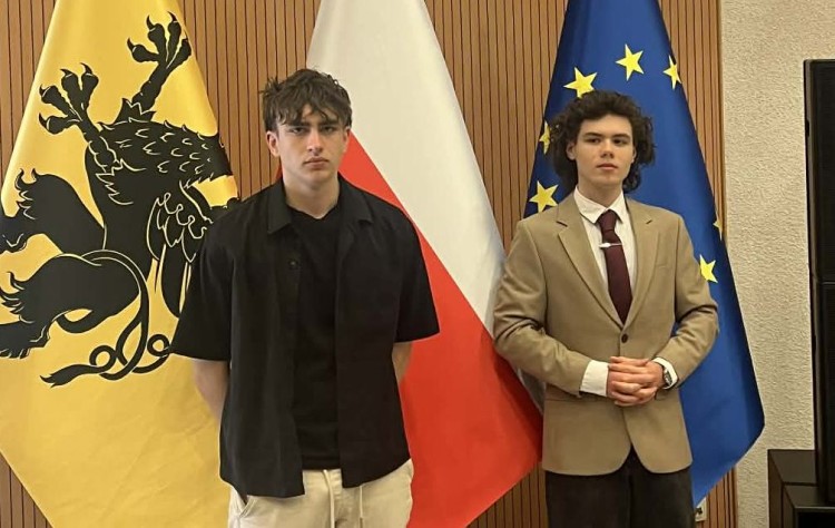 Uczniowie II LO w Malborku w etapie wojewódzkim konkursu o samorządzie.