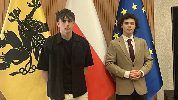 Uczniowie II LO w Malborku w etapie wojewódzkim konkursu o samorządzie.