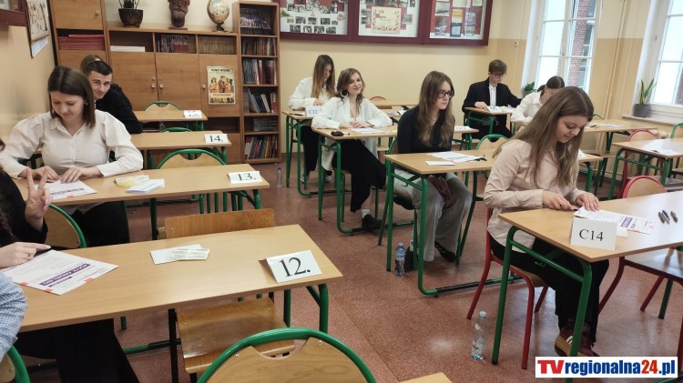 Trzeci dzień matur w Malborku. Uczniowie I LO sprawdzili znajomość angielskiego. Wideo i zdjęcia