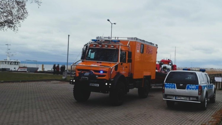 Tragiczny finał akcji służb w Kątach Rybackich. Odnaleziono ciało poszukiwanego mężczyzny.