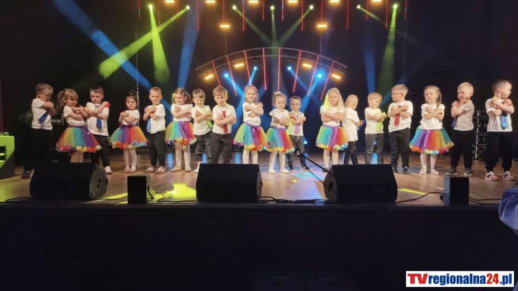 Wzruszenia, taniec i najpiękniejsze życzenia. Wyjątkowy koncert na Dzień Mamy w GOKiS w Starym Polu. Wideo i zdjęcia