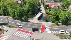 Nowa kładka nad Tugą w Nowym Dworze Gdańskim na finiszu. Montaż głównego przęsła zakończony, otwarcie na przełomie maja i czerwca. Zobacz wideo i zdjęcia