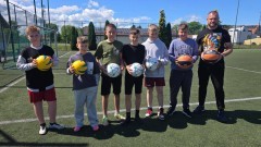 Nowy sprzęt na ORLIKU w Miłoradzu. Dzieci otrzymały sportowy prezent na Dzień Dziecka
