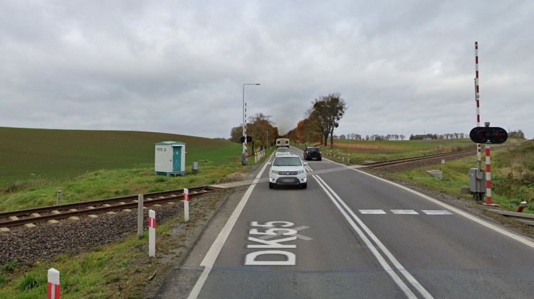 Motorowerzysta w stanie nietrzeźwości uderzył w pociąg na przejeździe…