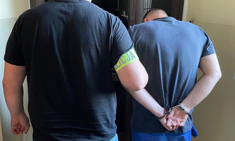 Policjanci zabezpieczyli narkotyki i gotówkę. Dwóch mężczyzn z zarzutami
