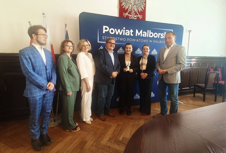 Wiceminister edukacji odwiedziła Malbork. Rozmawiano o wsparciu uczniów i wyzwaniach w oświacie.