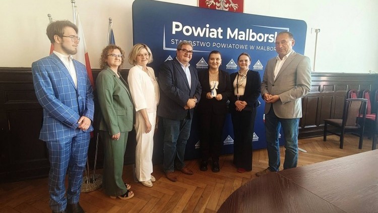 Wiceminister edukacji odwiedziła Malbork. Rozmawiano o wsparciu uczniów i wyzwaniach w oświacie.
