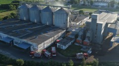 Pożar silosu z ziarnem w Nowym Stawie. Zobacz wideo i zdjęcia