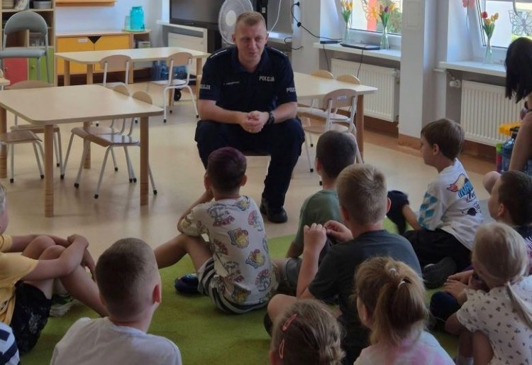 Spotkanie przedszkolaków z policjantami – bezpieczne wakacje pod okiem…