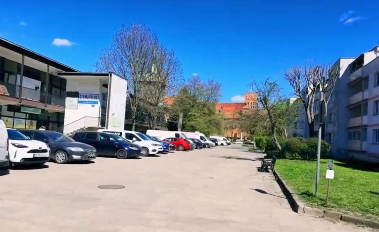 Mieszkańcy Starego Miasta w Malborku walczą o miejsca parkingowe. Remont i turyści pogłębiają problem