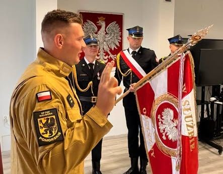 Nowy strażak w szeregach malborskiej PSP. Uroczyste ślubowanie funkcjonariusza