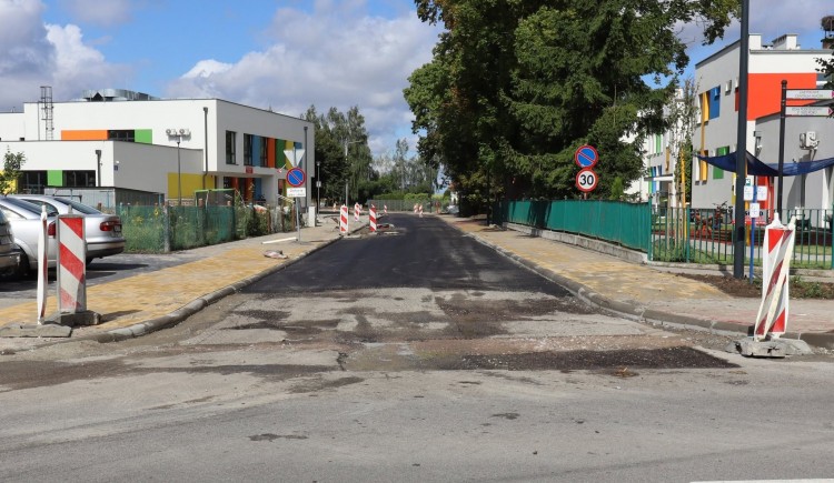 Trwa przebudowa ul. Wiejskiej w Nowym Stawie. To ostatni etap dużej inwestycji drogowej