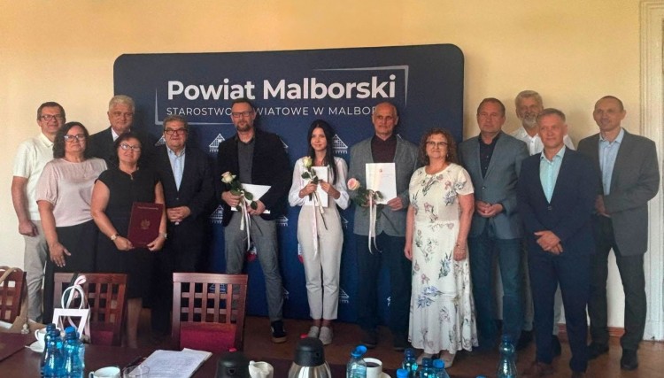 Akty powierzenia dla dyrektorów i awanse dla nauczycieli. Uroczystość w Starostwie Powiatowym w Malborku
